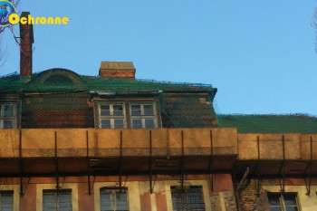  Zabezpieczenie starej spadającej dachówki z dachu 