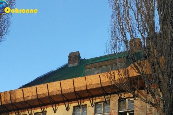  Zabezpieczenie starej spadającej dachówki z dachu 